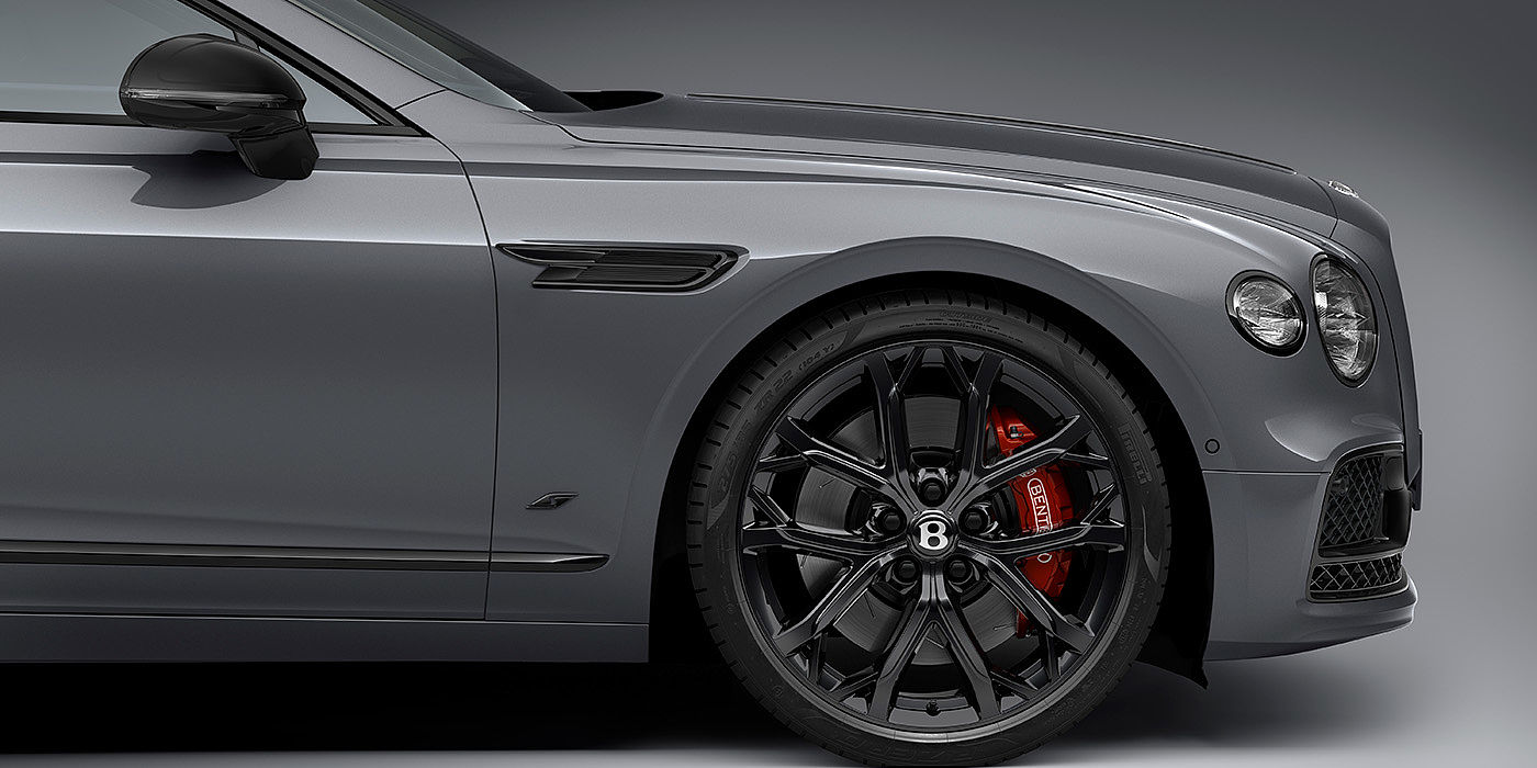 宾利东莞 Bentley Flying Spur S front one quarter view featuring 22 inch ten spoke sports wheel - Black painted.